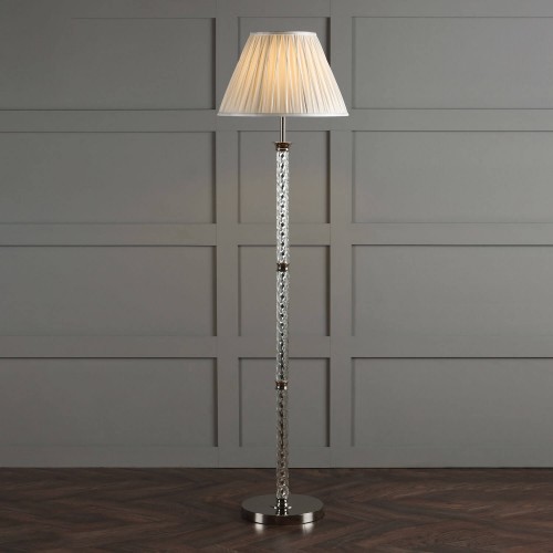 Precioso diseño para este pie de lámpara de suelo de cristal con forma torneada, de Laura Ashley. Mide 130 cm de alto.