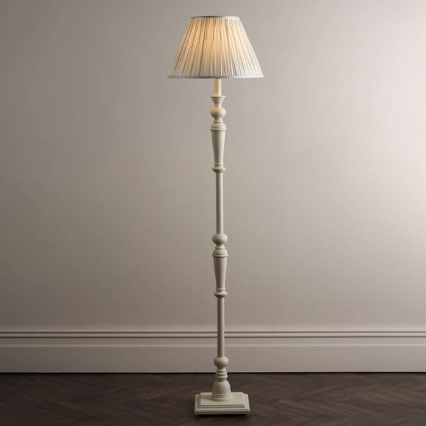 Base de lámpara de suelo, Tate de Laura Ashley. En madera, con detalles labrados y en tono blanco hueso.