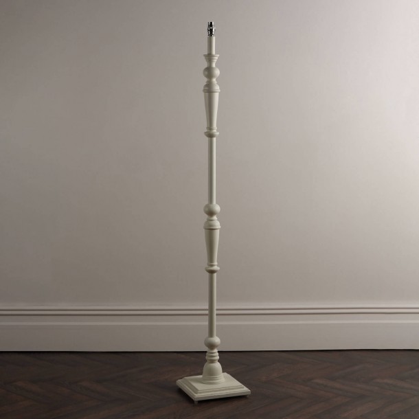 Base de lámpara de suelo, Tate de Laura Ashley. En madera, con detalles labrados y en tono blanco hueso.