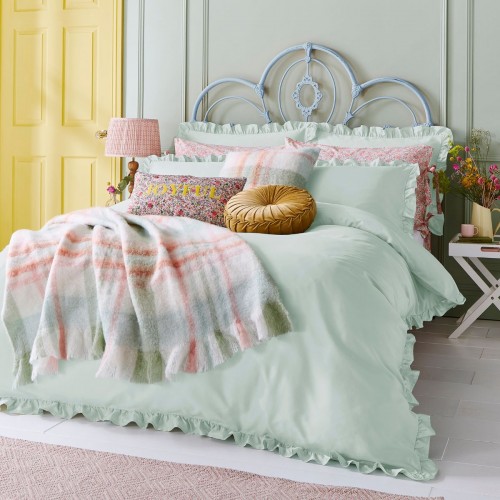 Conjunto de cama liso, en azul verdoso, con volante rizado, de Laura Ashley. Funda nórdica y 1 ó 2 fundas de almohada.