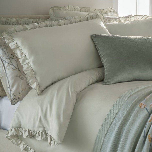 Conjunto de cama liso, gris claro con volante rizado, de Laura Ashley. Funda nórdica y 1 ó 2 fundas de almohada.