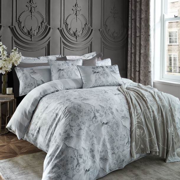 Set de cama con diseño de garzas en tonos plateados, de Laura Ashley. Funda nórdica y 1 ó 2 fundas de almohada.