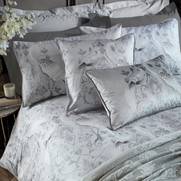 Set de cama con diseño de garzas en tonos plateados, de Laura Ashley. Funda nórdica y 1 ó 2 fundas de almohada.