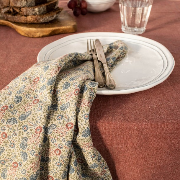 Red napkin Daniela. Cotton, linen and polyester. 45cm x 45cm. Machine wash up to 40º C. Floral print. Laura Ashley