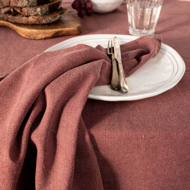 Red napkin Daniela. Cotton, linen and polyester. 45cm x 45cm. Machine wash up to 40º C. Laura Ashley
