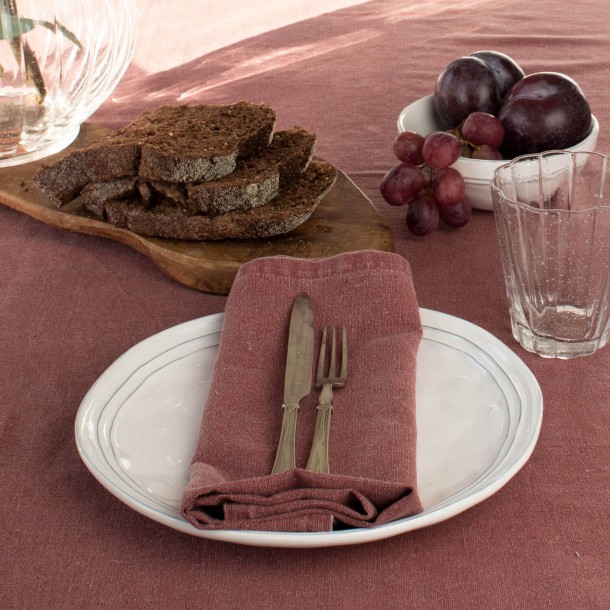 Red napkin Daniela. Cotton, linen and polyester. 45cm x 45cm. Machine wash up to 40º C. Laura Ashley