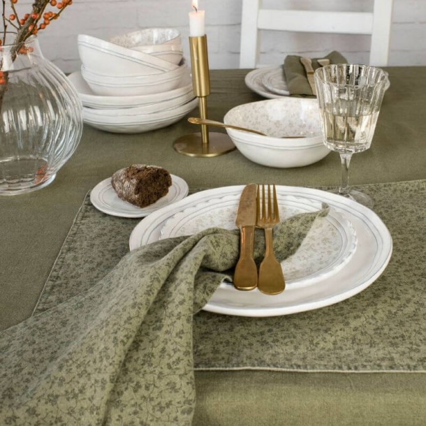 Vintage Wild Clematis Collection, Laura Ashley. Green individual tablecloth. Composition: 40% Cotton, 30% Linen, 30% Polyester.