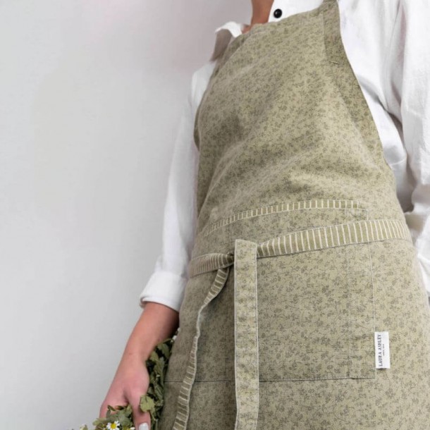 Vintage Wild Clematis Collection, by Laura Ashley. Green apron with flowers. Composition: 40% Cotton, 30% Linen, 30% Polyester.