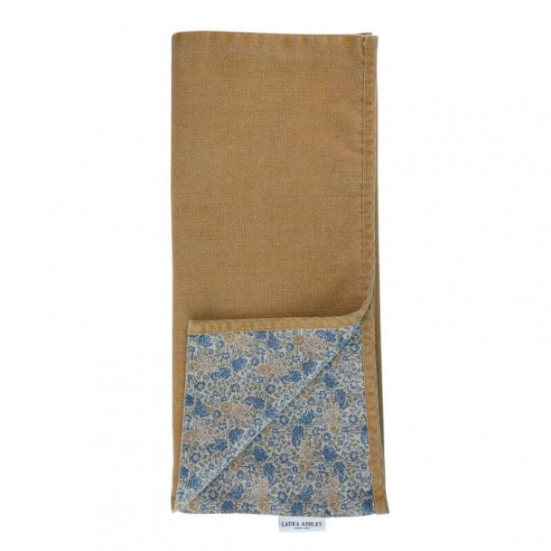 Camino de mesa en tono mostaza, de la colección textil Kitchen Linen, de Laura Ashley.
