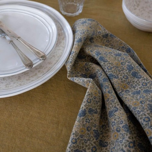 Mustard napkin with floral print Daniela. Composition. Cotton, linen and polyester. It measures 45cm x 45cm.