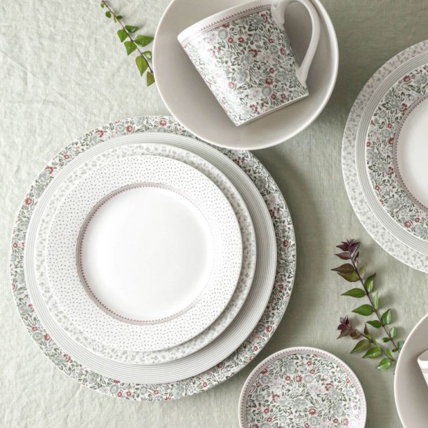 4 vintage plates. Wild Clematis Collection, Laura Ashley. Diameter 20 cm. Dishwasher safe.