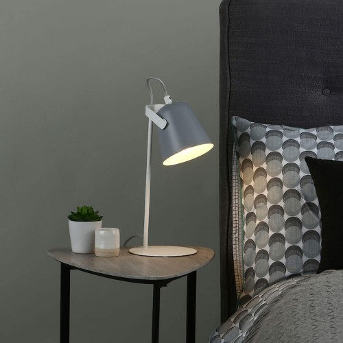 Diseño compacto. Lámpara de escritorio Effie con pantalla gris nórdico ajustable y base de metal blanco mate.