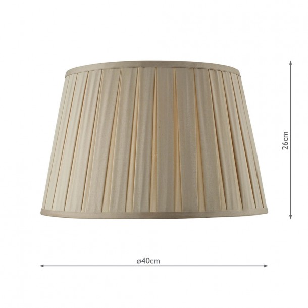 Pantalla de lámpara de tejido tipo seda plisada color topo en formato tambor cónico e interior de forro blanco.
