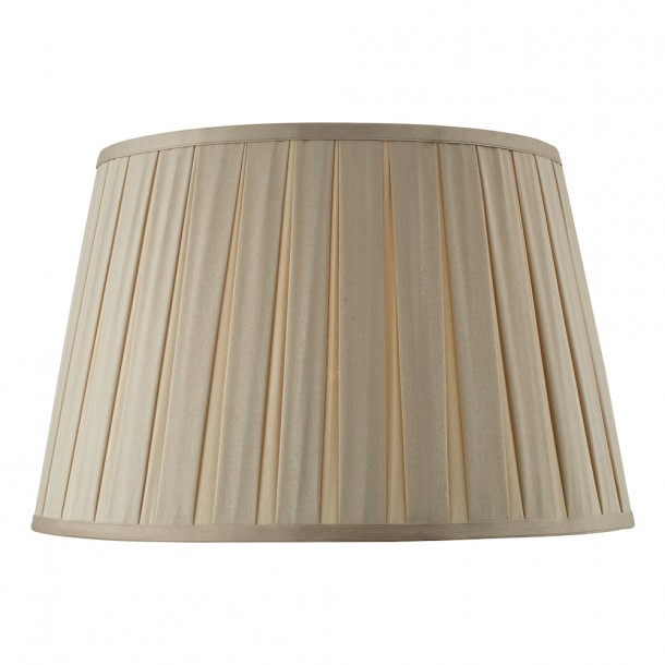 Pantalla de lámpara de tejido tipo seda plisada color topo en formato tambor cónico e interior de forro blanco.