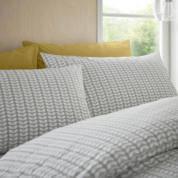 Set de cama Orla Kiely. Elegante y clásico, Tiny Stem. Algodón 200 hilos, en gris y blanco.